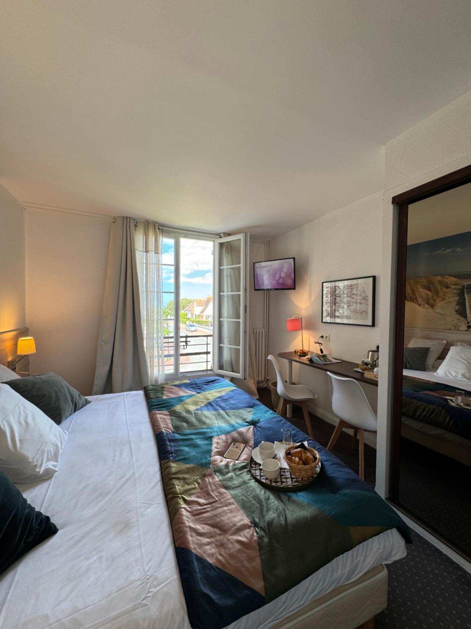 Chez-Marion Hotel Merville-Franceville-Plage Exterior photo