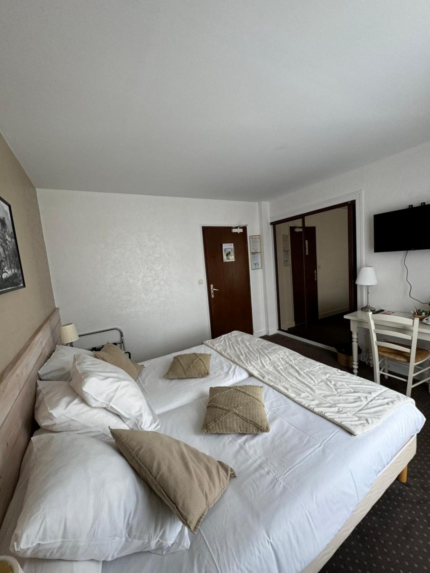 Chez-Marion Hotel Merville-Franceville-Plage Exterior photo
